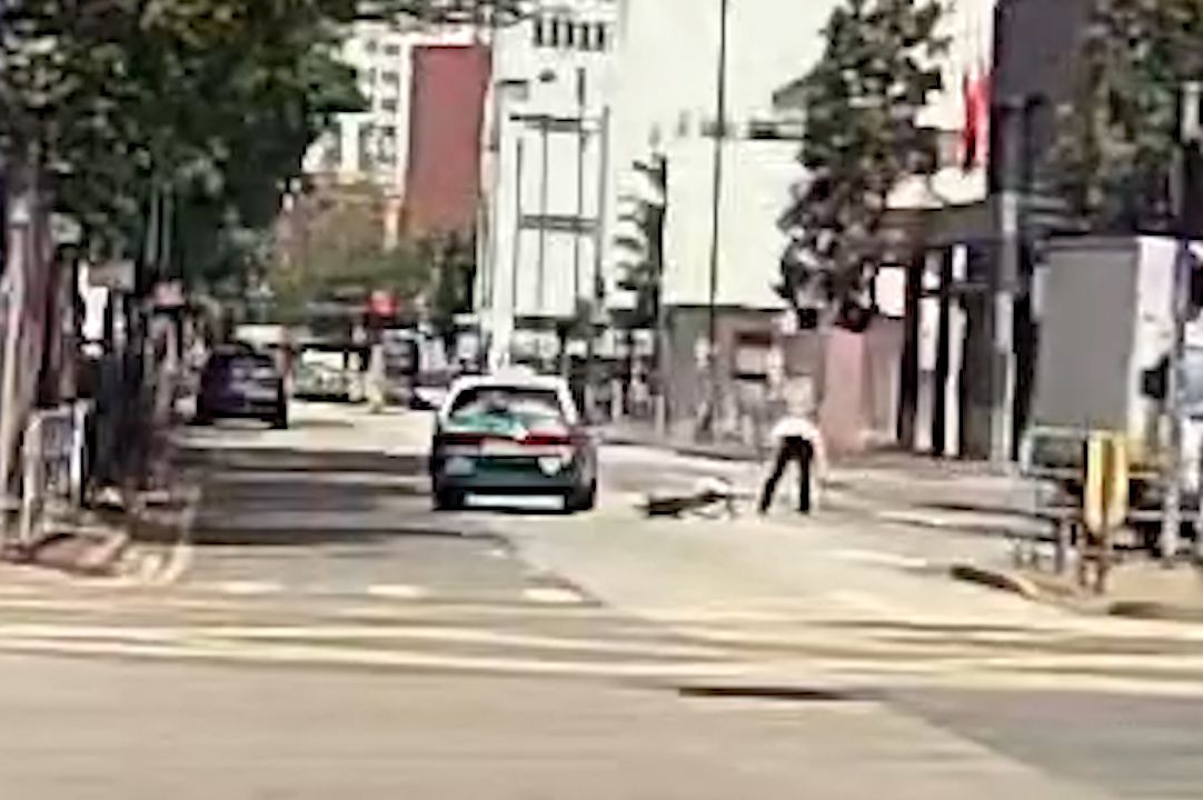 馬路MMA｜元朗單車友大戰綠的司機，互毆打到撞落小巴勁精彩。