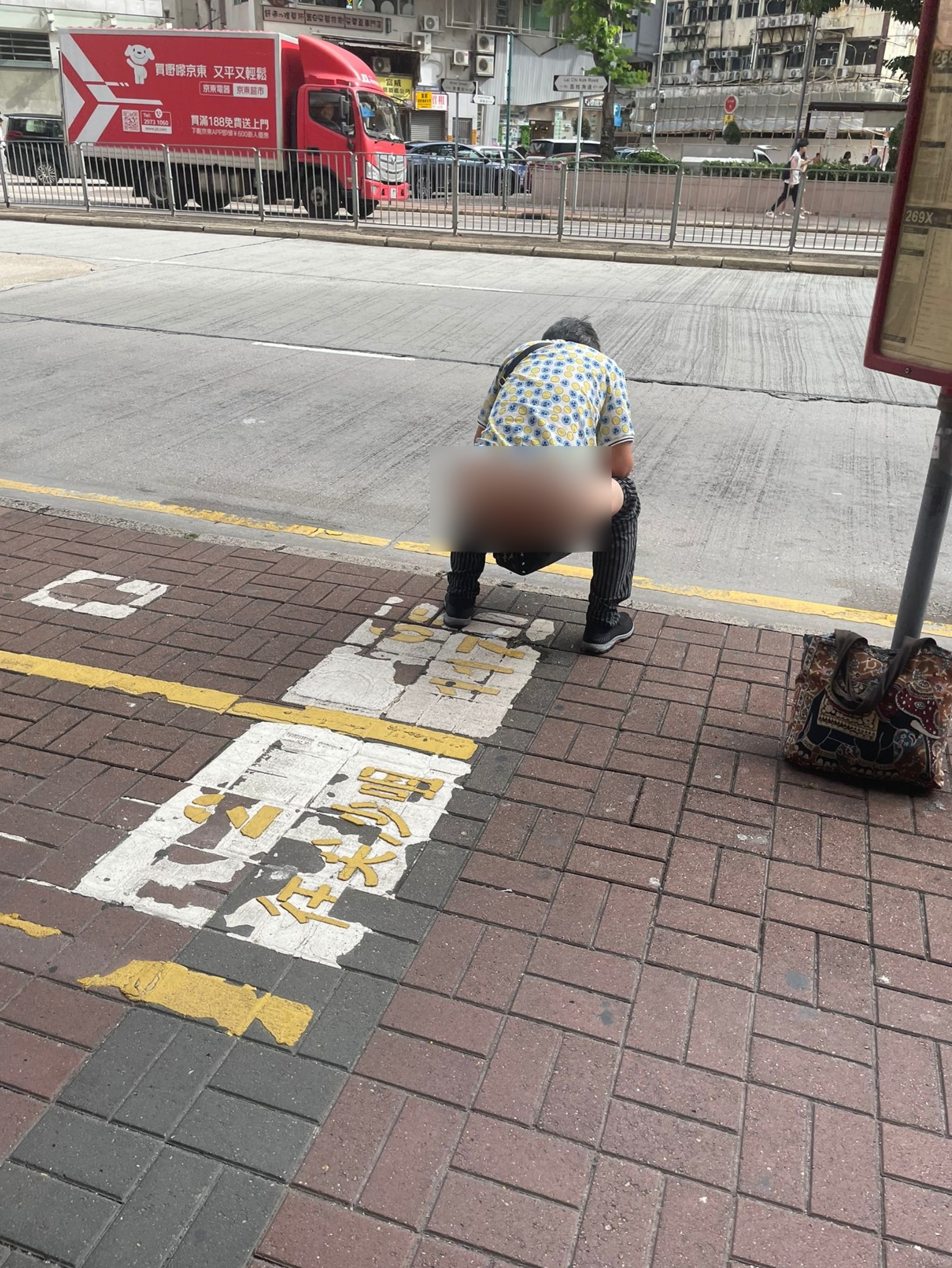 東張西望報料｜太子巴士站大媽街頭「就地解決」　大庭廣眾當眾如廁嚇傻觀眾：真係咁急？ （觀眾陳先生（化名）報料）