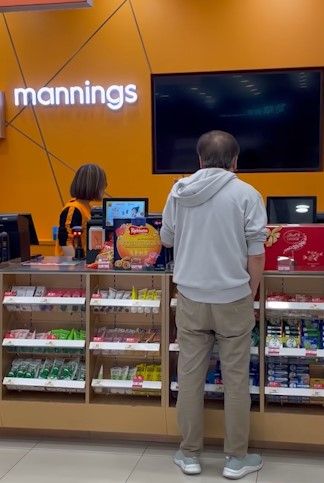 萬寧客人欲換貨惟單據無效爆粗鬧職員。(影片截圖)