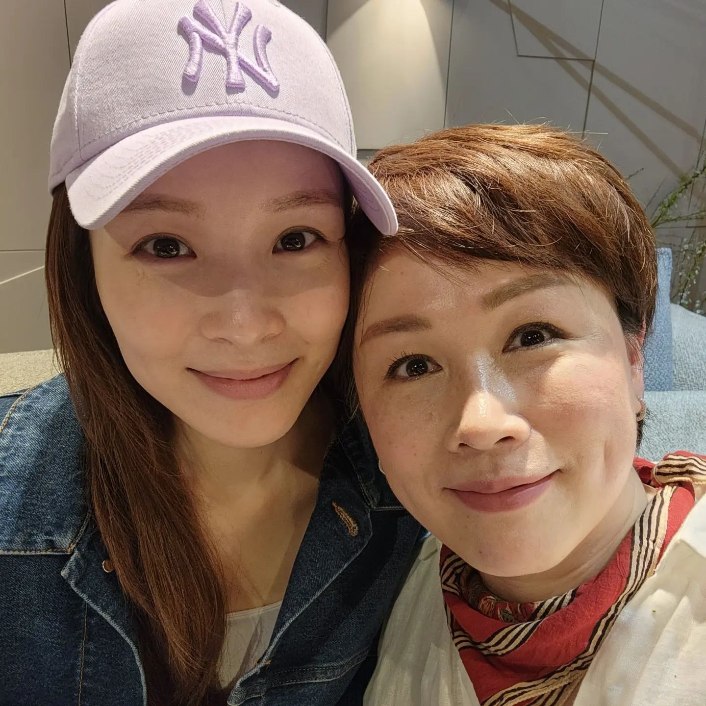劉曉彤同李佳芯原來好老友，見二人又面貼面selfie。