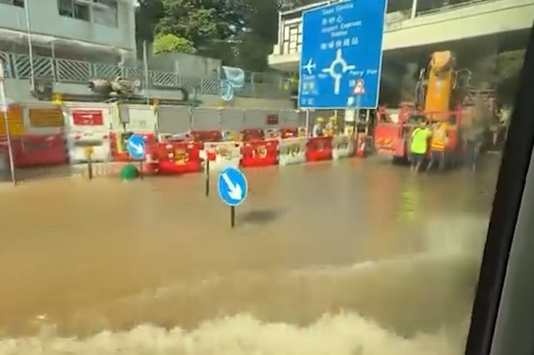 青衣警署正門前爆水管，泥水淹行人路及馬路。(現場影片截圖)