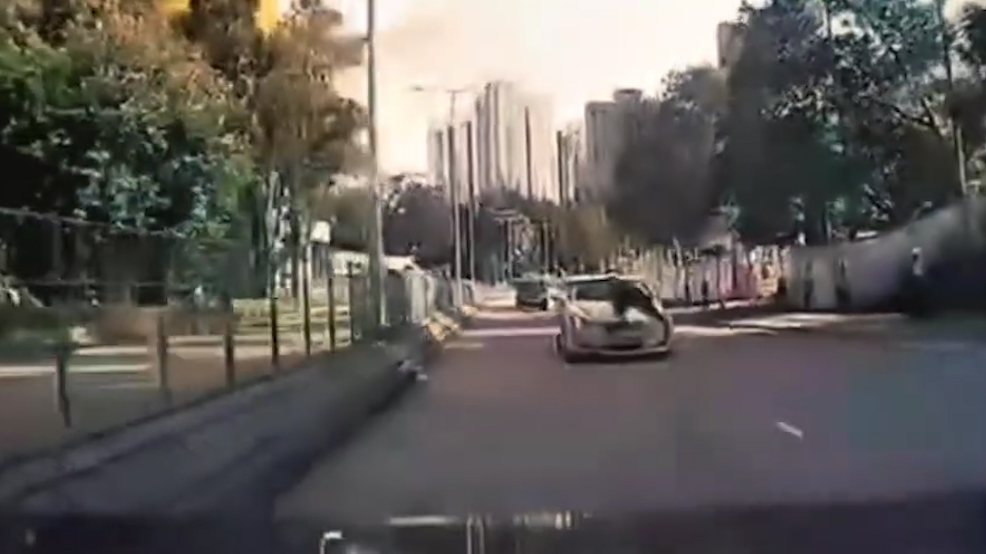 車Cam直擊｜粉錦公路黑衣人伏車頭擋玻璃　私家車狂飆如「狂野時速」