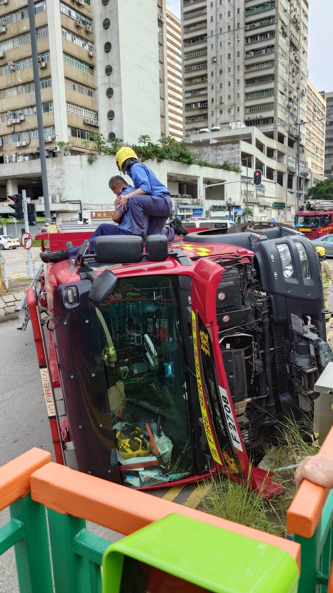 涉事消防車翻側，橫臥在路中心，車頭擋風玻璃碎裂。（Facebook圖片）