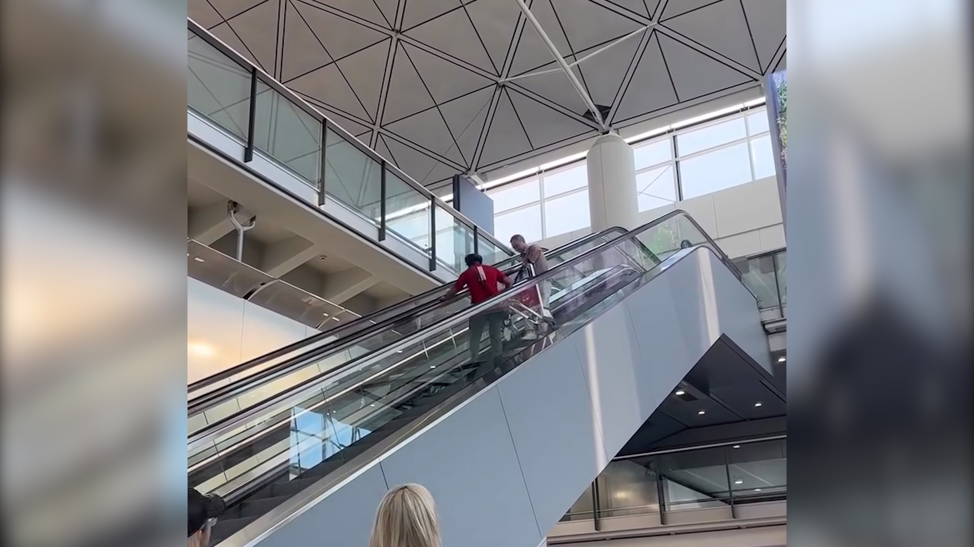 香港機場內地客「擺烏龍」推行李車落扶手梯　好心南亞哥哥上前解圍 （FB／Deimos Attacker）