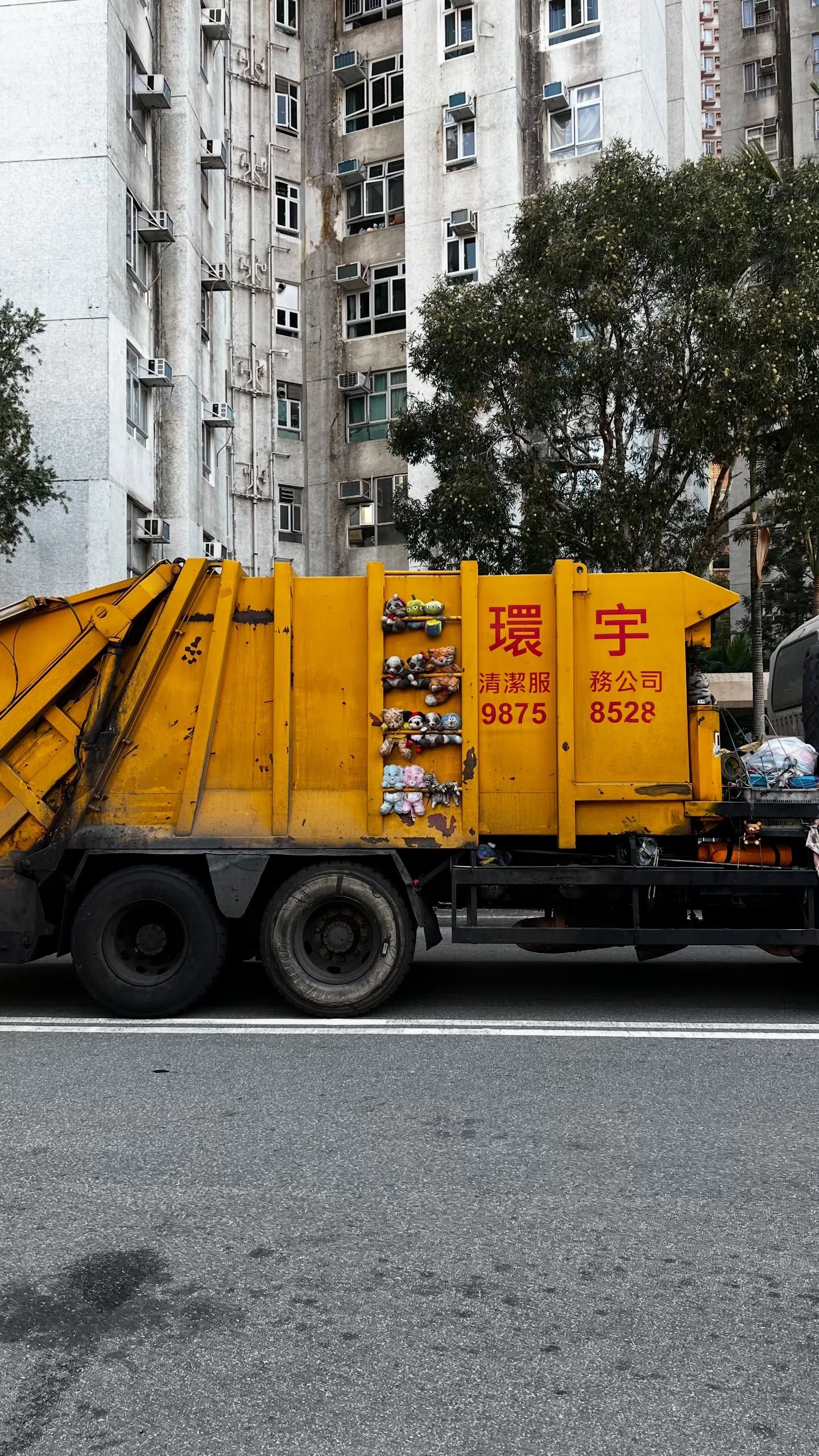垃圾車掛滿「棄養公仔」充滿童真，司機暖心分享生活日常網民大呼感動。