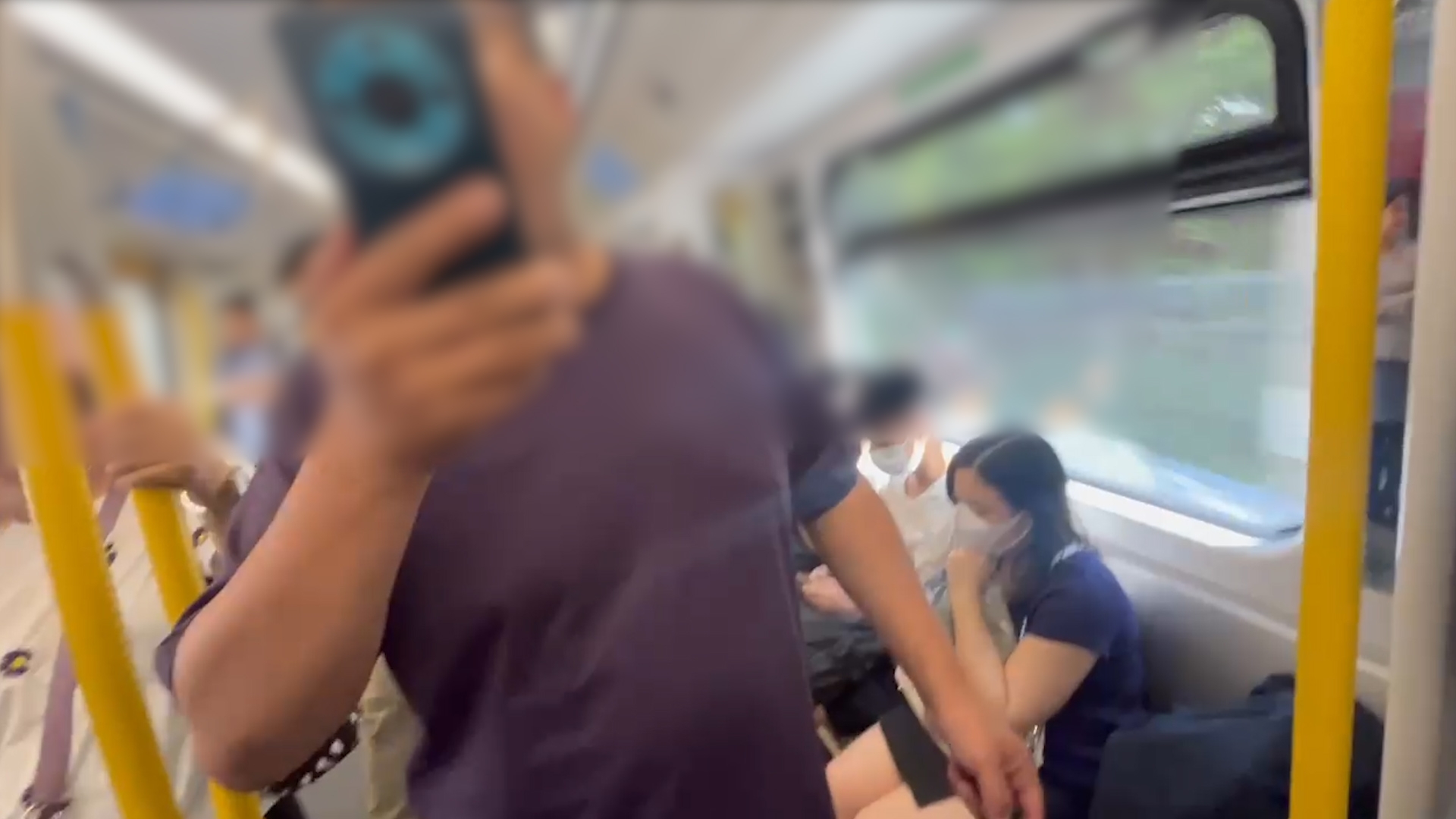 東張西望報料｜東鐵普通話大叔擺袋霸位唔畀人坐　被全車人鬧仲聲大夾惡理論