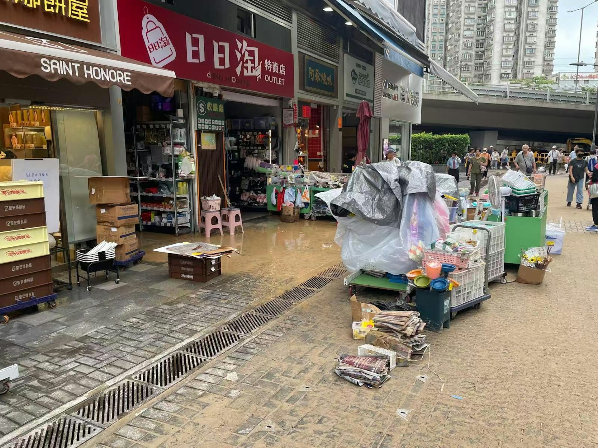 至早上，水退後，現場路面滿佈泥濘，有工人在場搶修。（Facebook圖片／屯門友）