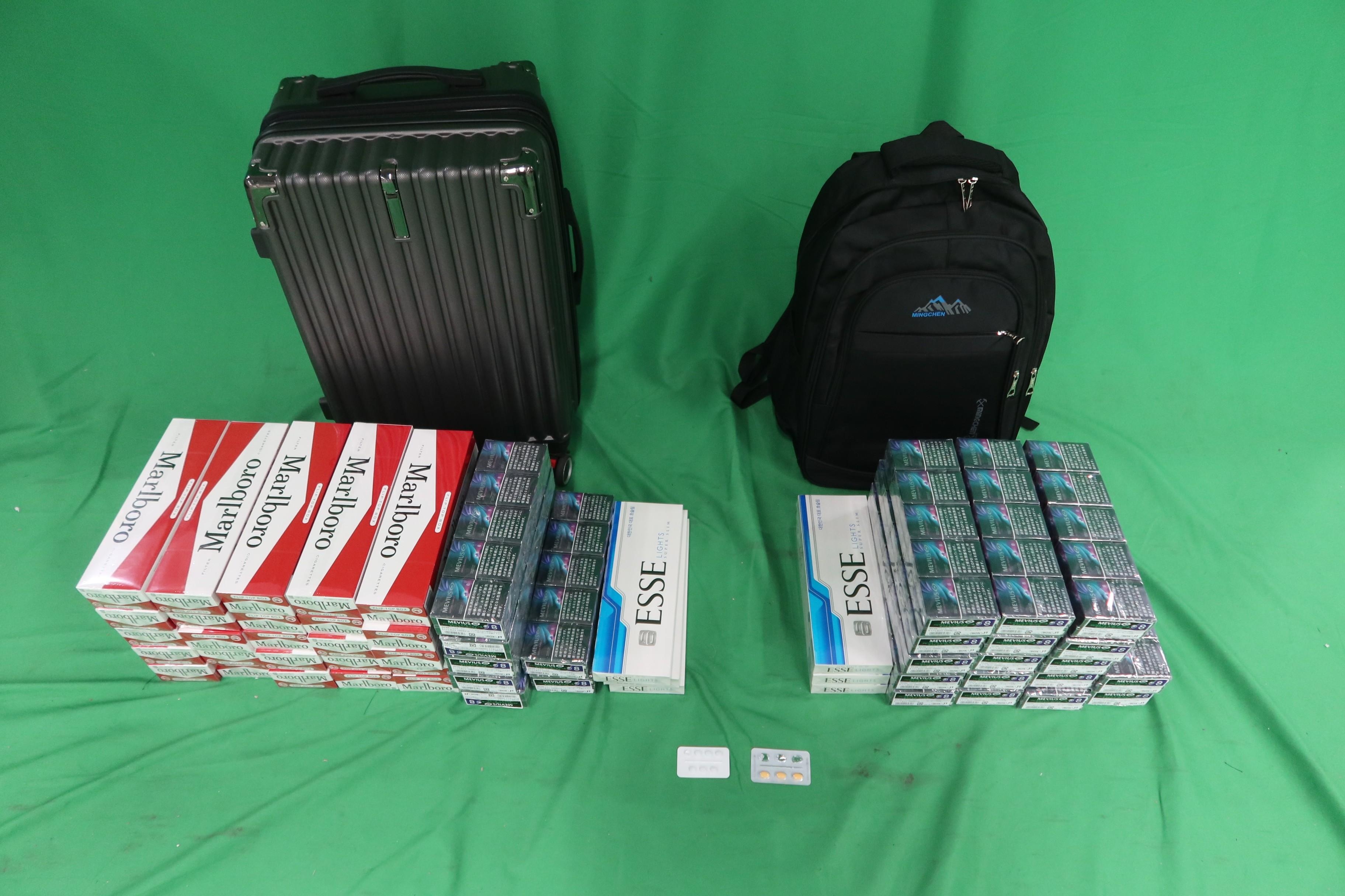 圖示檢獲的未完稅香煙及藥劑產品。（海關圖片）