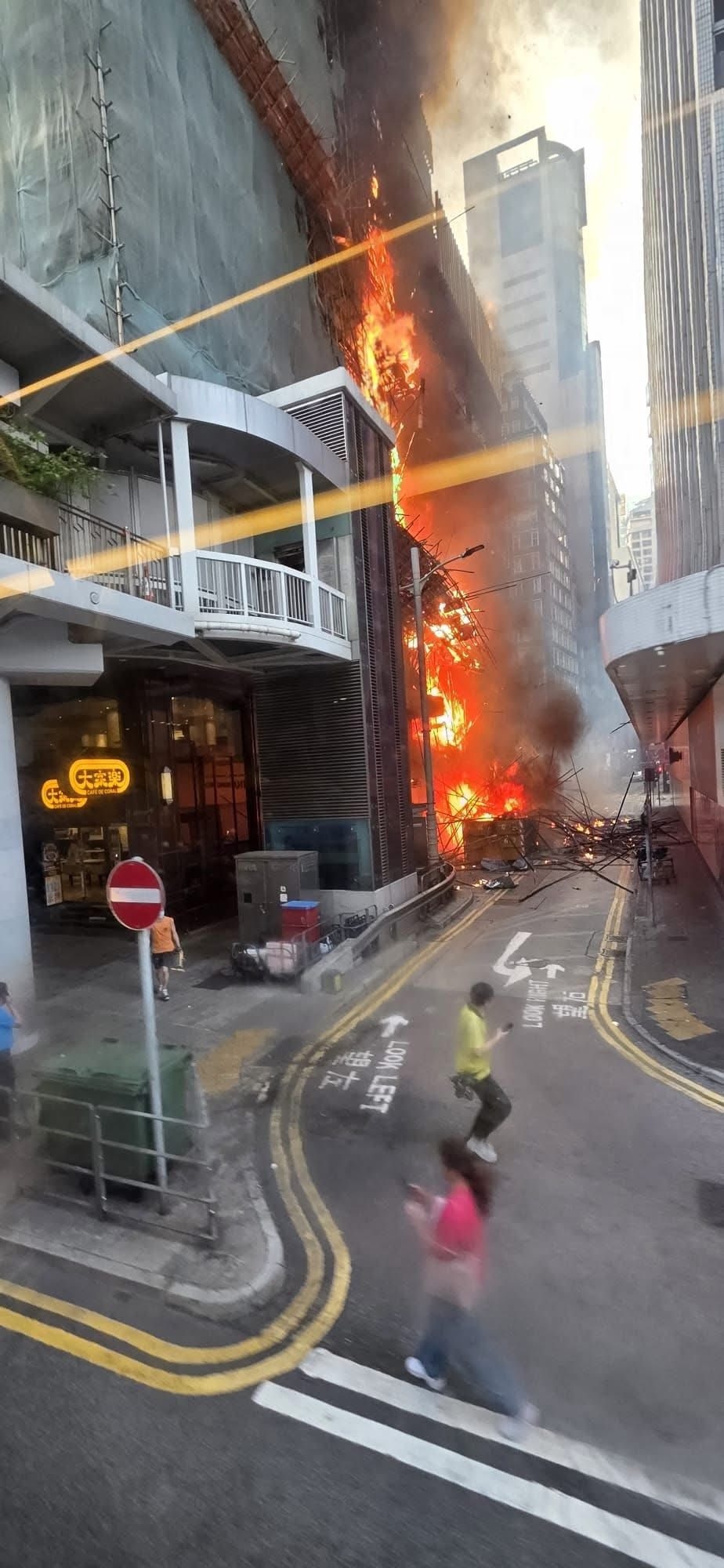 中環華懋大廈後巷有棚架發生大火，濃煙直沖半空，現場據報傳出爆炸聲。（Facebook圖片／車cam L（香港群組）／Bosco Chu）