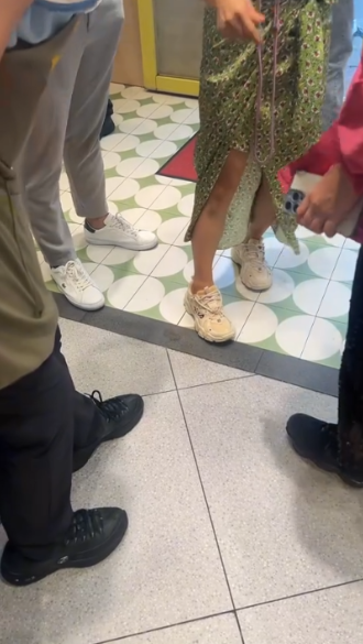 上環茶餐廳侍應誤倒瀉飲品　弄污食客衫鞋疑被逼私賠惹熱議