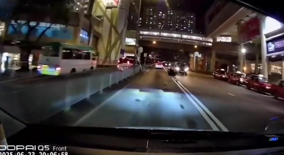 車Cam直擊｜清水灣道驚險一幕 黑裙女衝車陣過馬路 跌倒撞欄跪地嚇親司機