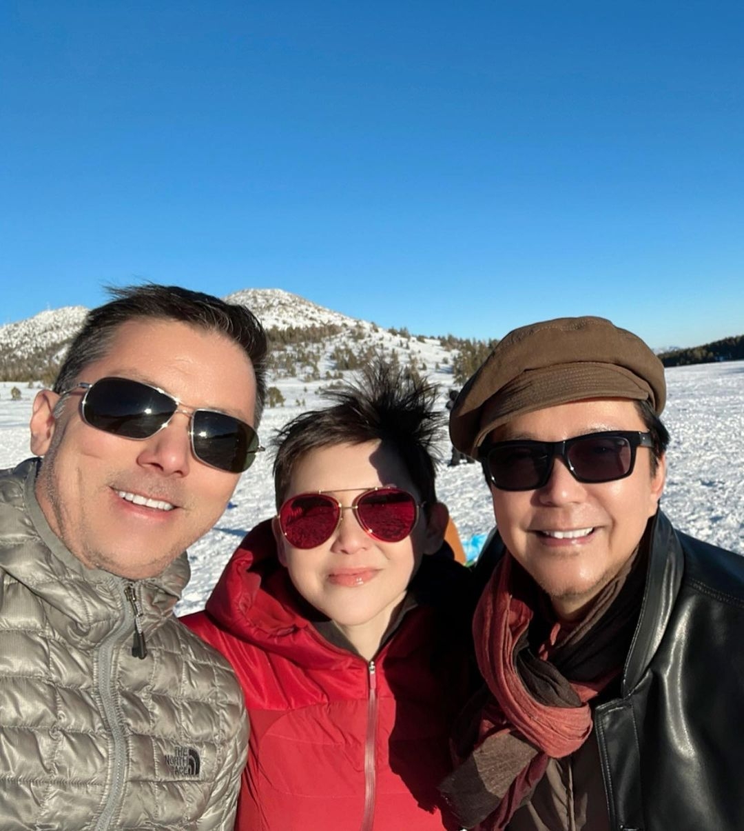 日前劉美君與好友賈思樂前往Lake Tahoe出遊，合照當中見到劉美君舊愛Steve。