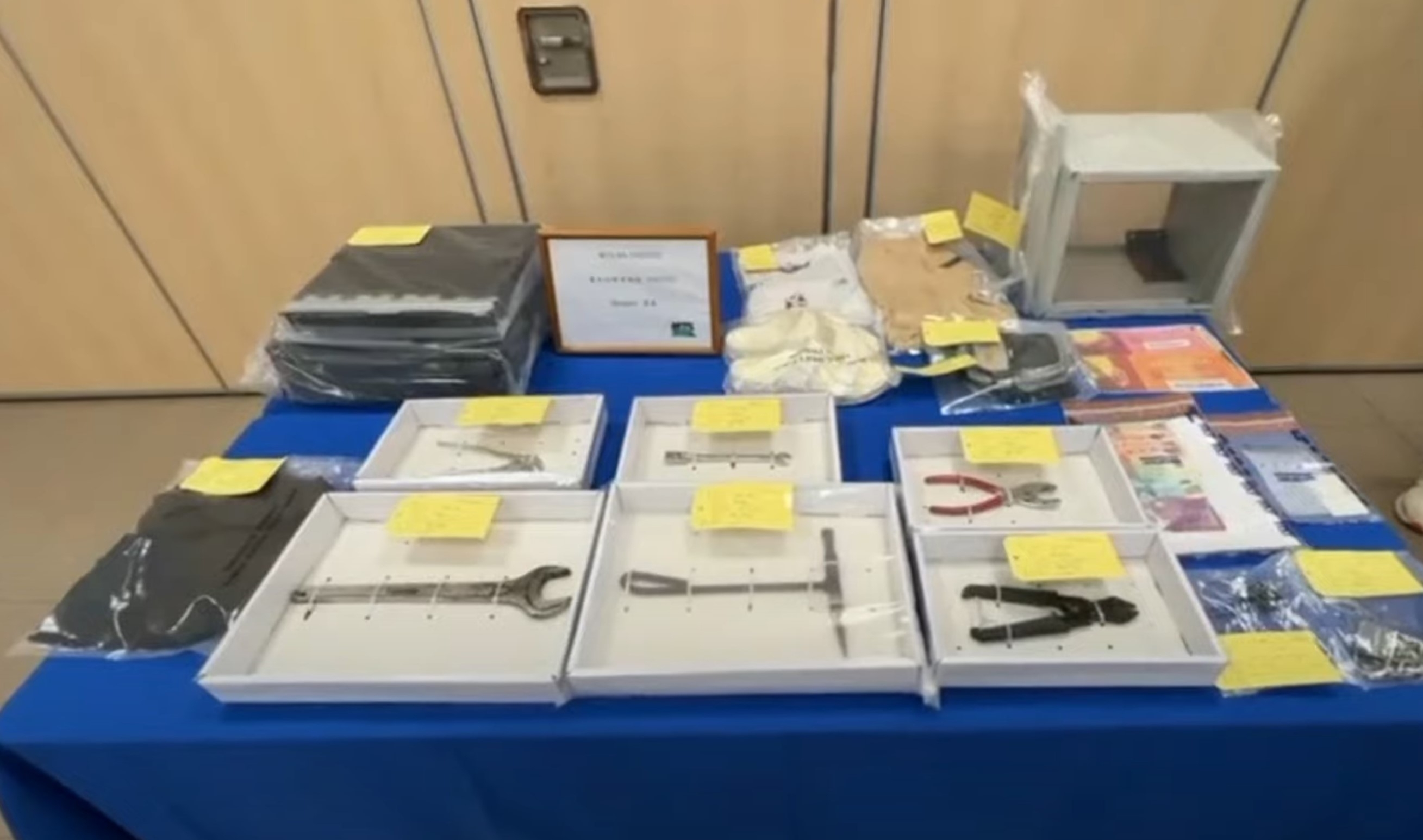 警方以「爆竊」罪拘捕一名41歲本地男子，檢獲他犯案時穿著的衣物及其他物品，並起回部分涉案贓款。（警方YouTube直播截圖）