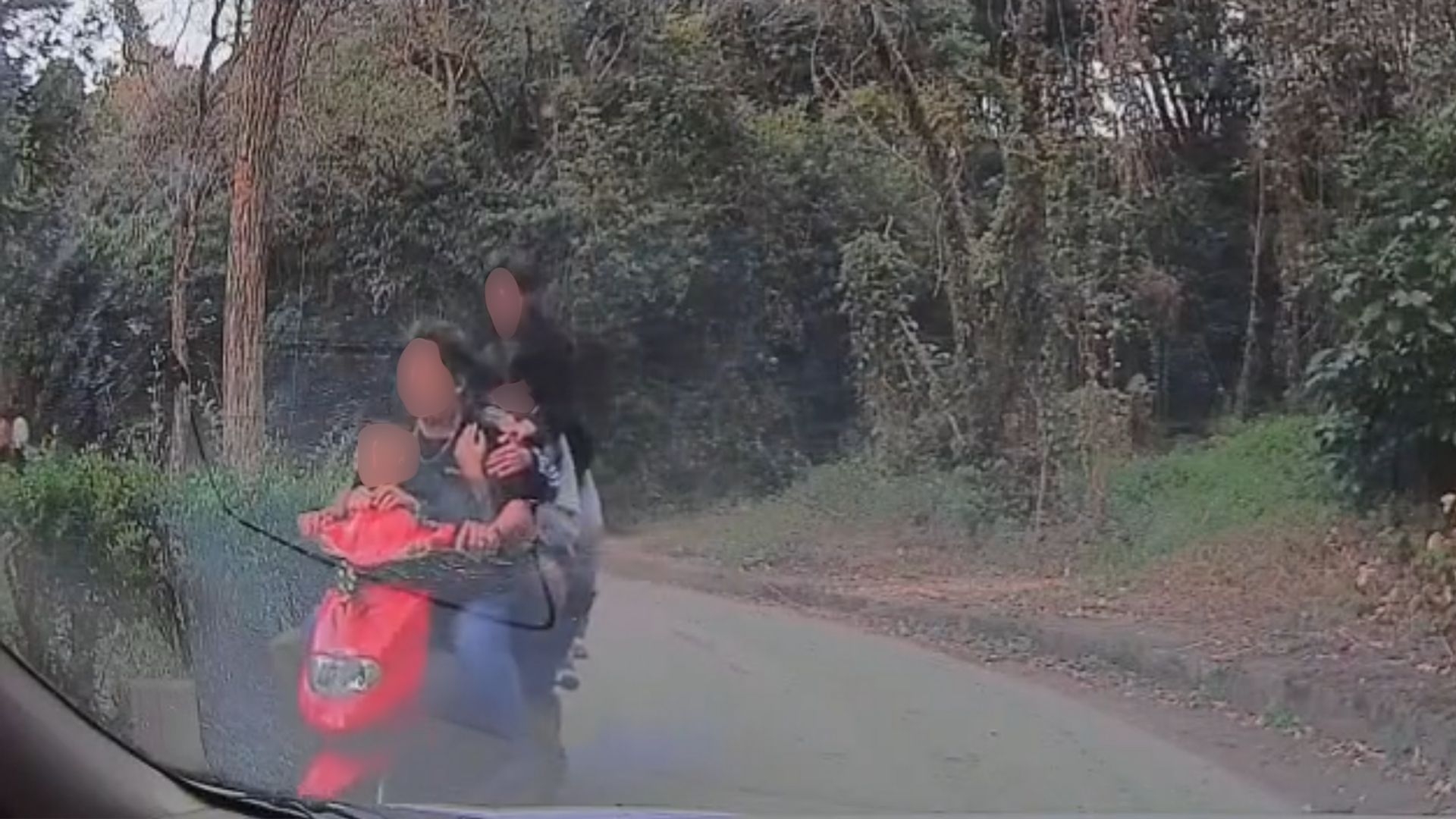 網上流傳一段驚險車 Cam 影片，顯示在元朗雷公田一帶出現嚴重超載行為。一輛電單車竟同時載有六名男女及幼童，且全部人均未佩戴安全頭盔，行徑極其危險，引發網民熱烈討論及對道路安全的關注。