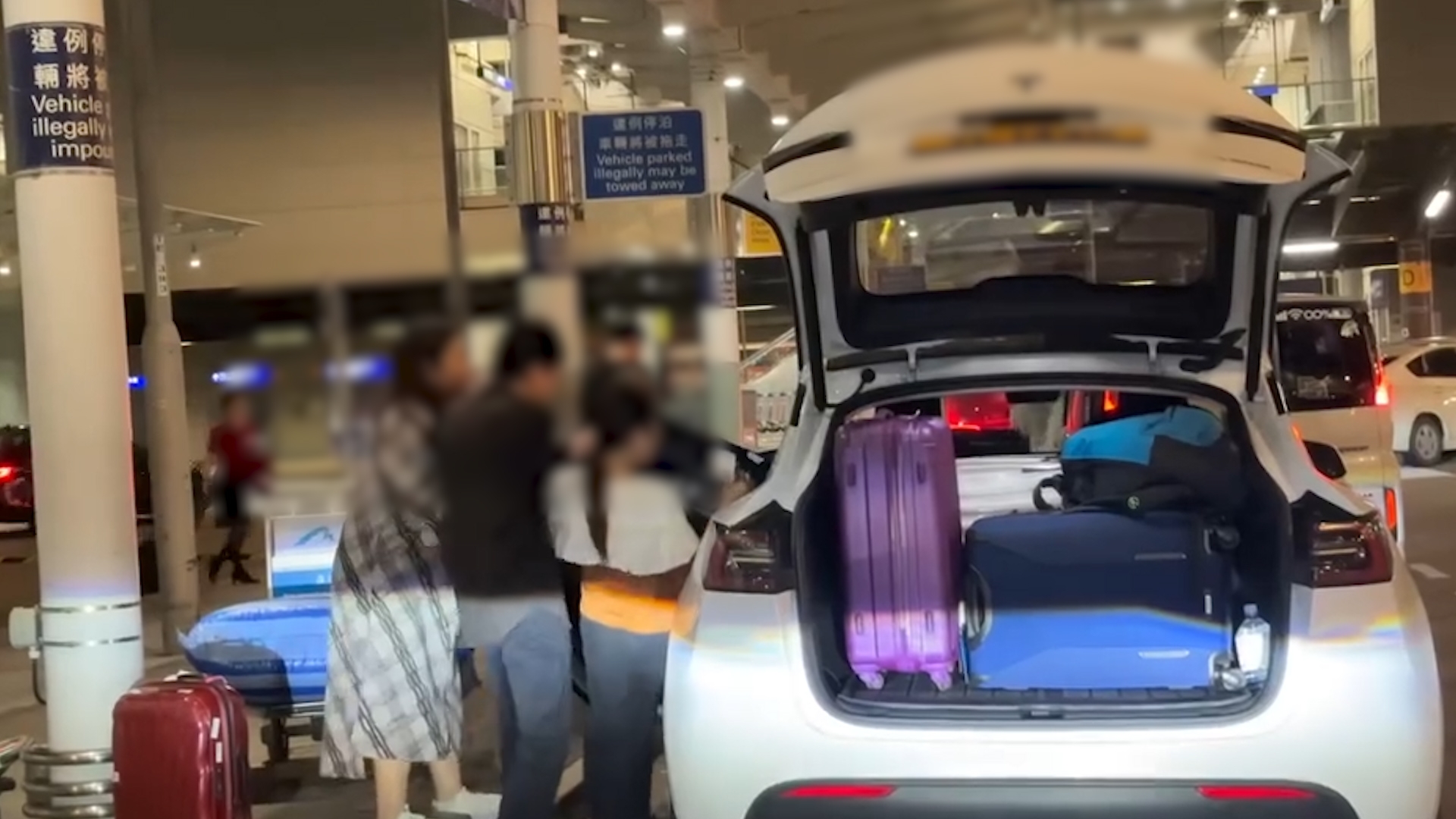 Tesla變「運貨車」塞爆車尾仲放埋後座　網民嘲：歡樂滿東華鬥放得多