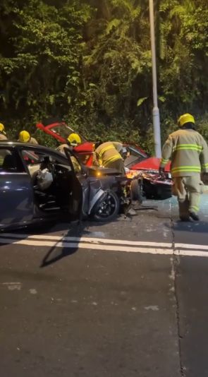 大帽山福士GOLF疑失控越線撼對頭AE86，經典車被毀。