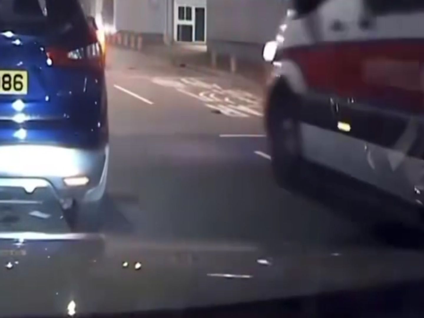 私家車讓線無停車兼閘警車遭斷正