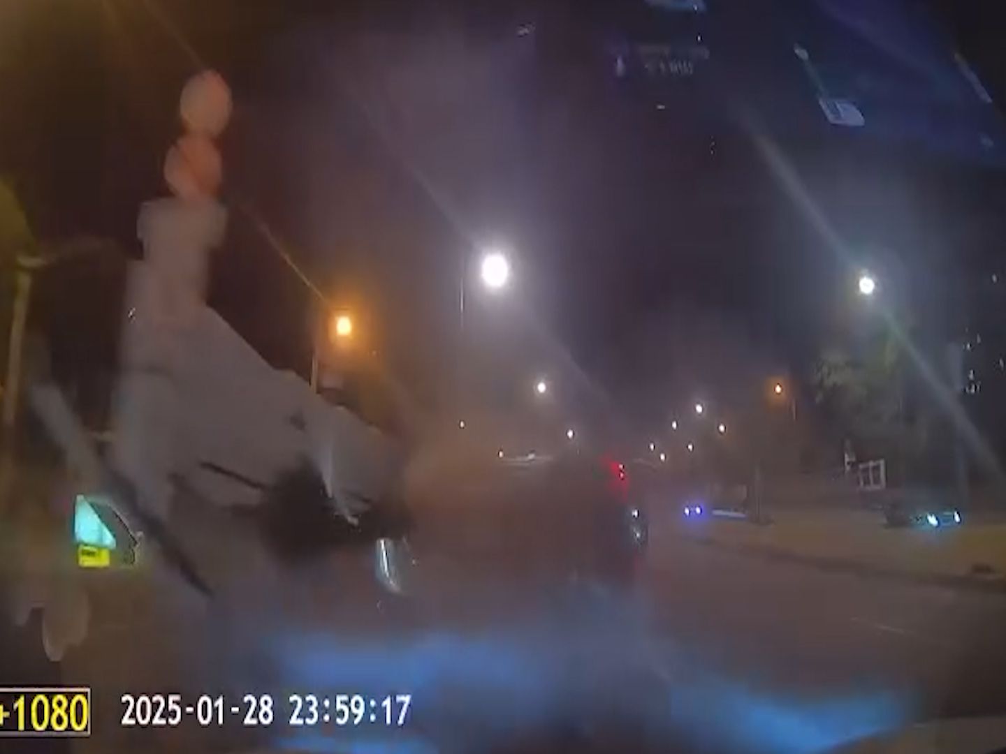 呈祥道私家車影線位切線失敗，鏟石壆再連打關斗四輪朝天