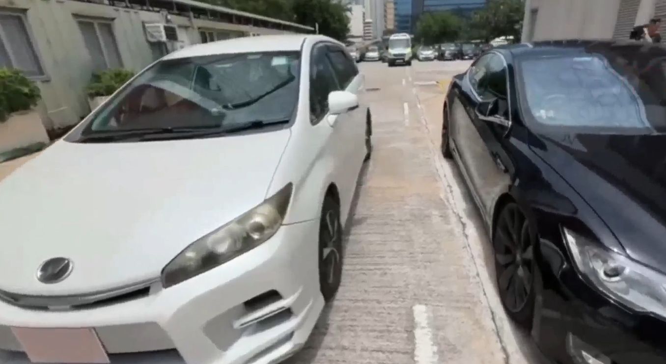 白牌車｜東九龍警「放蛇」兩司機斷正被捕　扣Tesla及豐田七人車