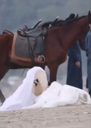 ▲▼陸劇女神拍戲驚傳意外！帽紗被踩「頭往後對折凹」。（圖／翻攝自微博）