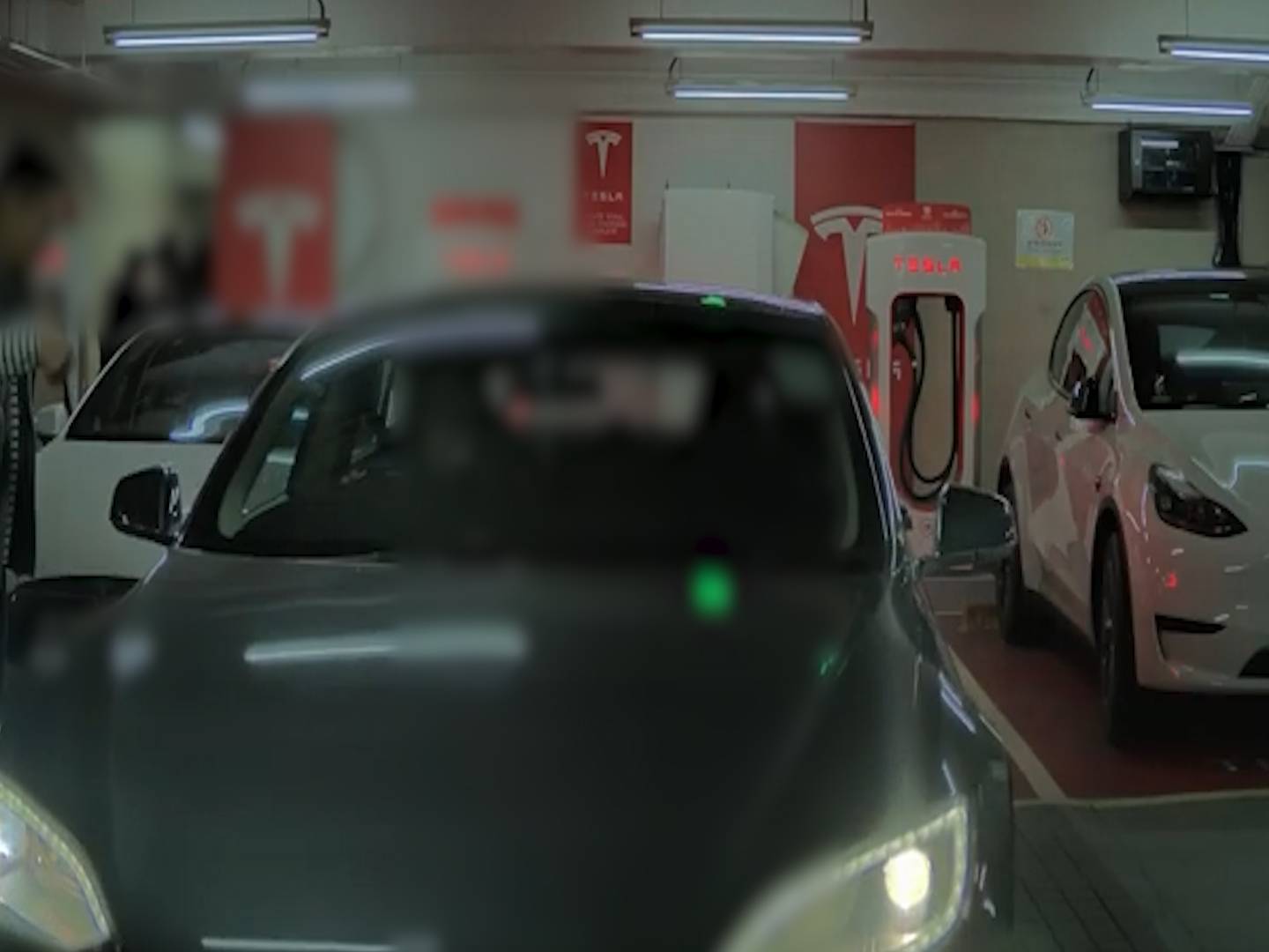 Tesla女司機停車場泊車有人睇實都揩花對面