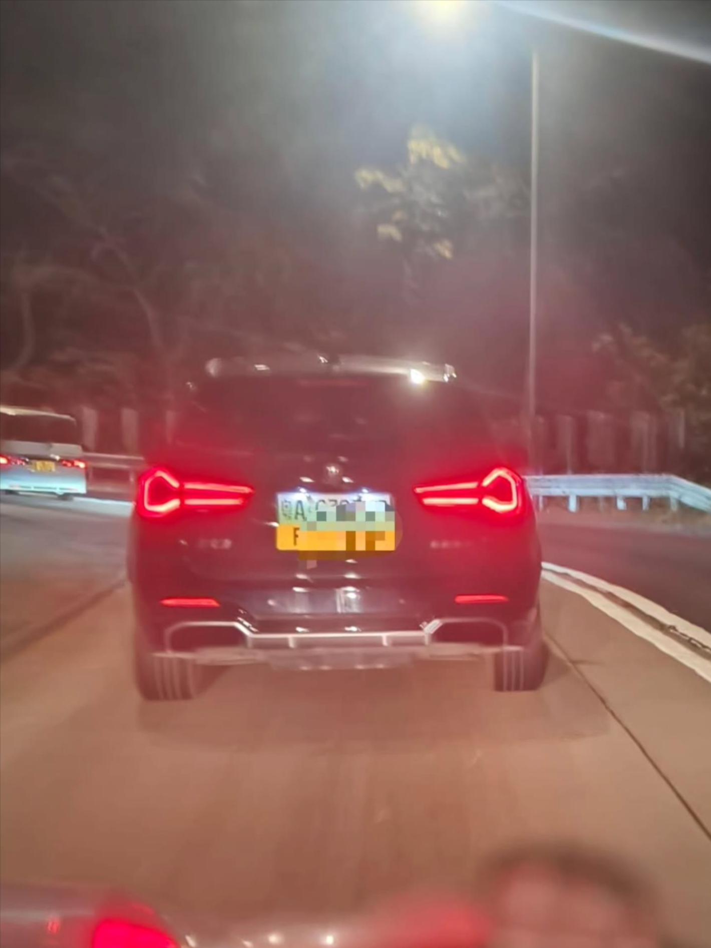 粵車南下｜內地車非法擅闖嶼南道禁區　兩藍的司機「夾擊」報警：有一份使命