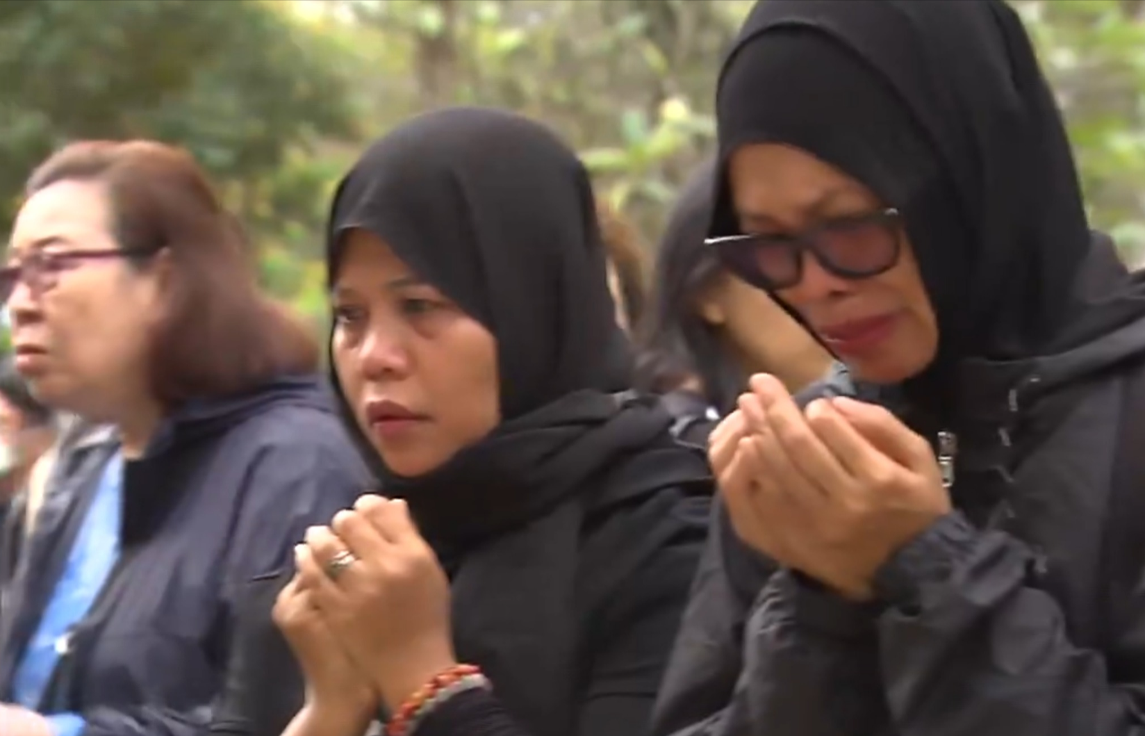 有外傭悼念在火災中喪生的同胞。