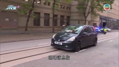 跑馬地有私家車疑倒車時撞的士及路邊樹木 三人輕傷