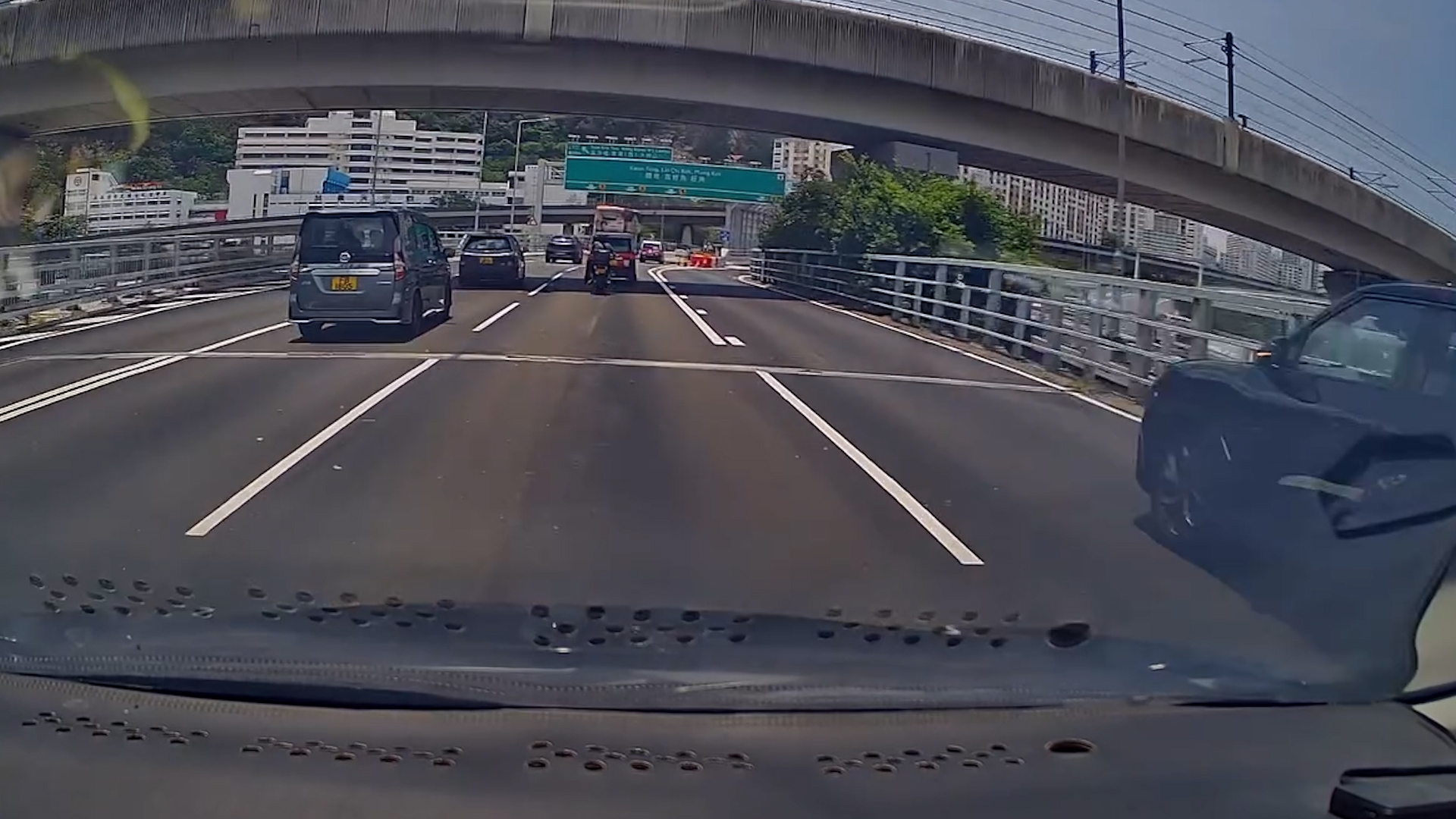 車Cam直擊｜荃灣新橋啟用首日即現「第一滴血」4車串燒　網民：大直路點做到 （FB＠車cam L（香港群組）／Talent Doggy）