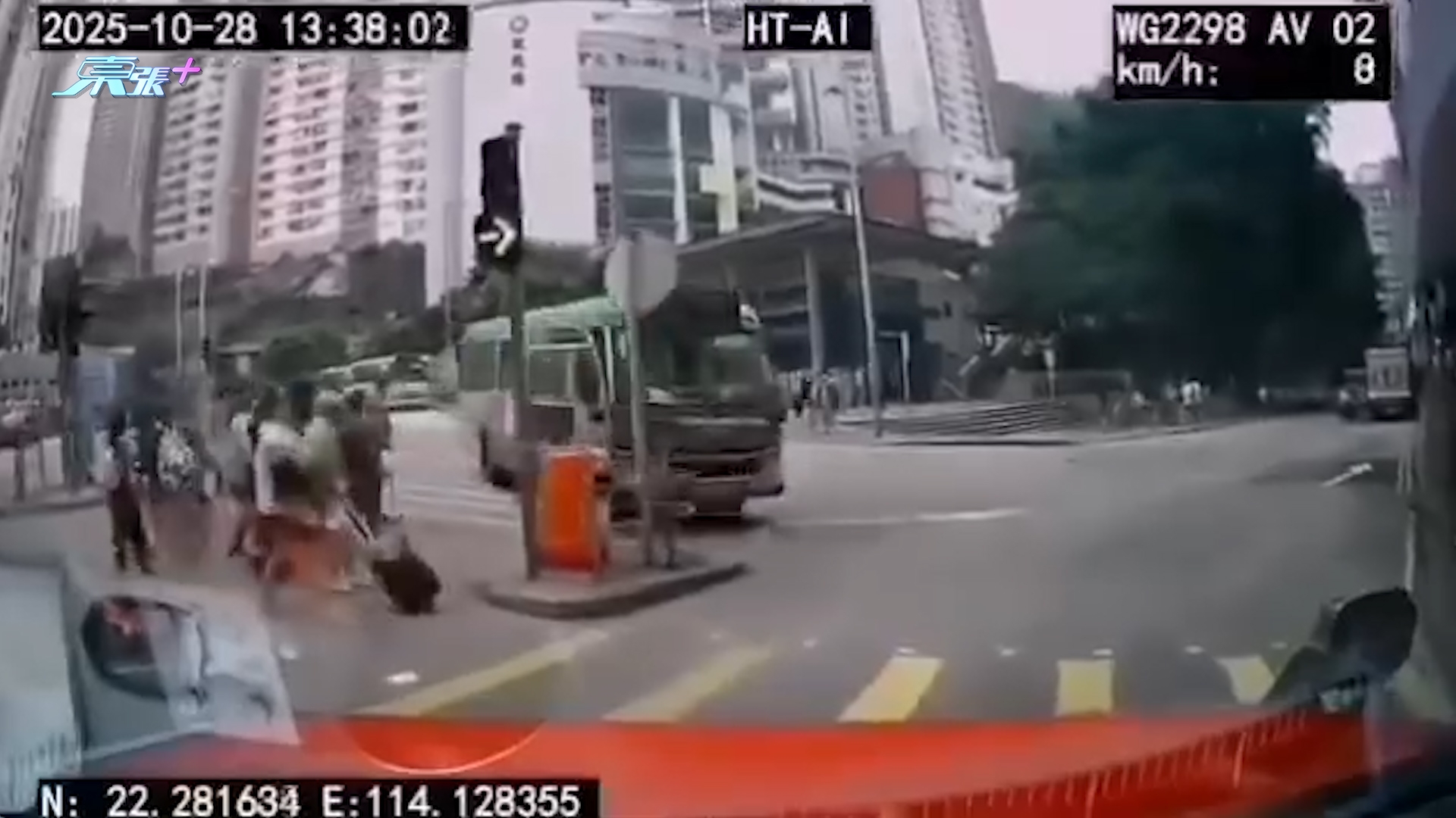 小巴先剷安全島再撞店內