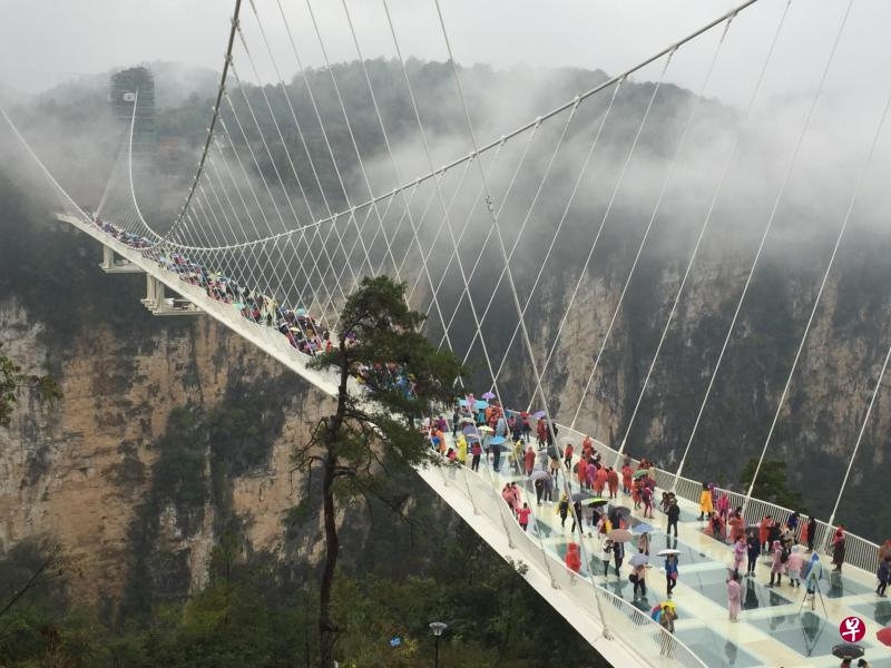玻璃桥延伸旅游好景但真的安全吗？ | 联合早报