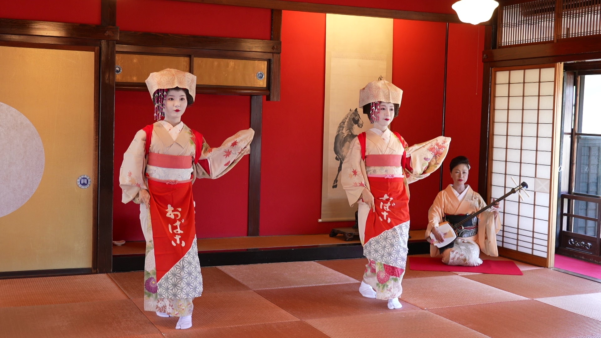 一邊食美食一邊睇舞娘表演。