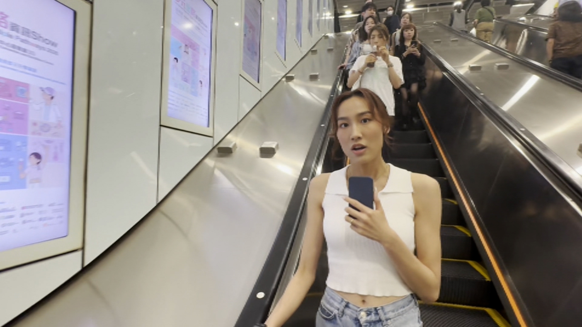 事件發生後，該扶手電梯目前仍正常運作。