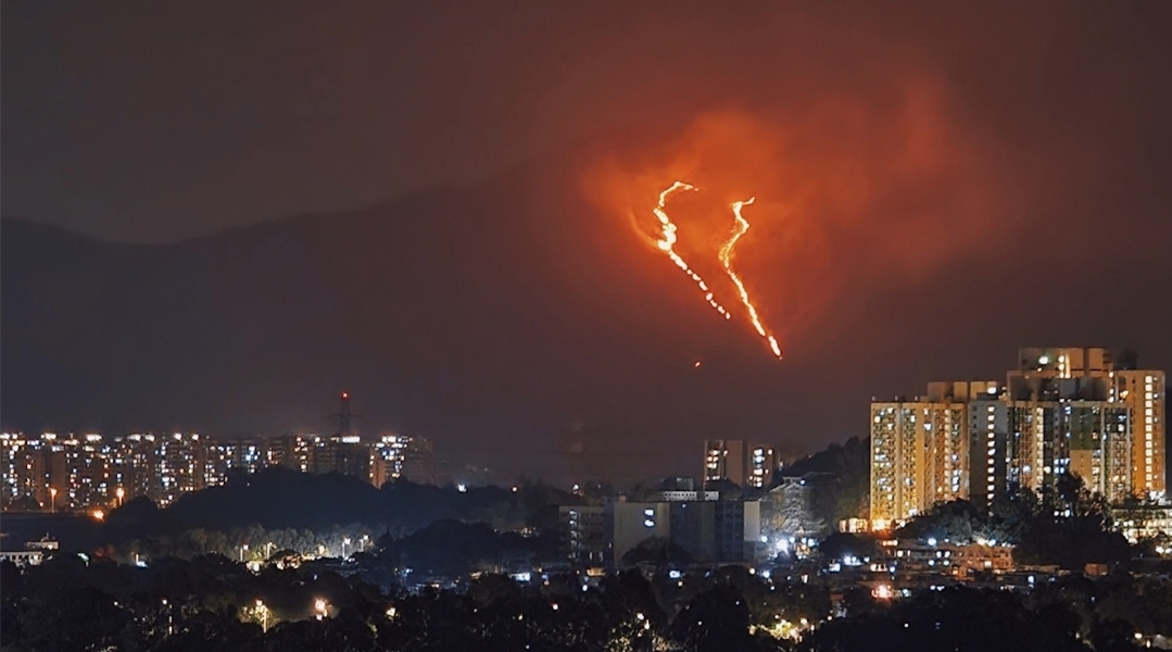 雞公嶺山頭出現兩條火龍。網絡圖片