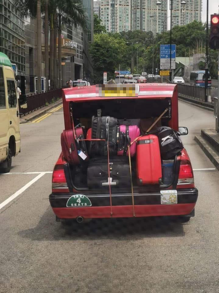 的士接「超級大旗」車尾箱硬塞多件行李　網民質疑：又話客貨分家