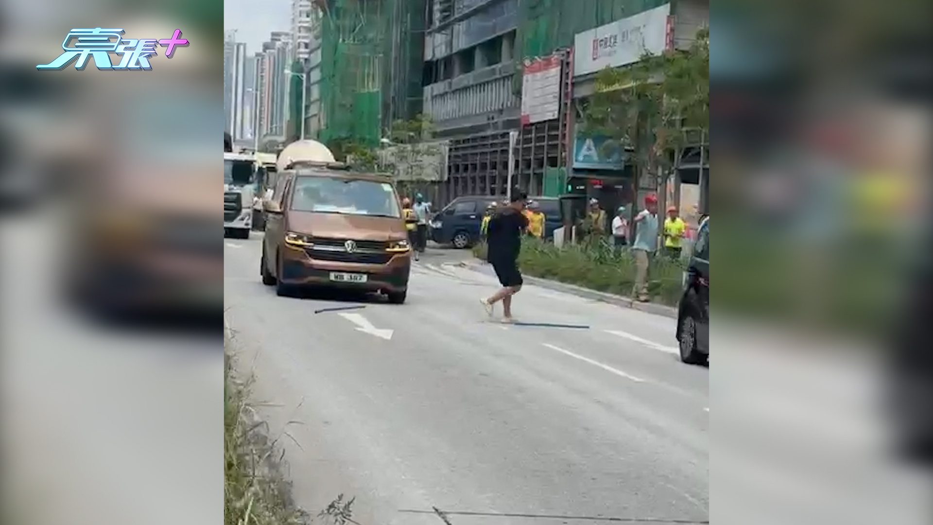 東張西望報料｜啟德醫院地盤「飛來橫禍」　高空飛鐵枝