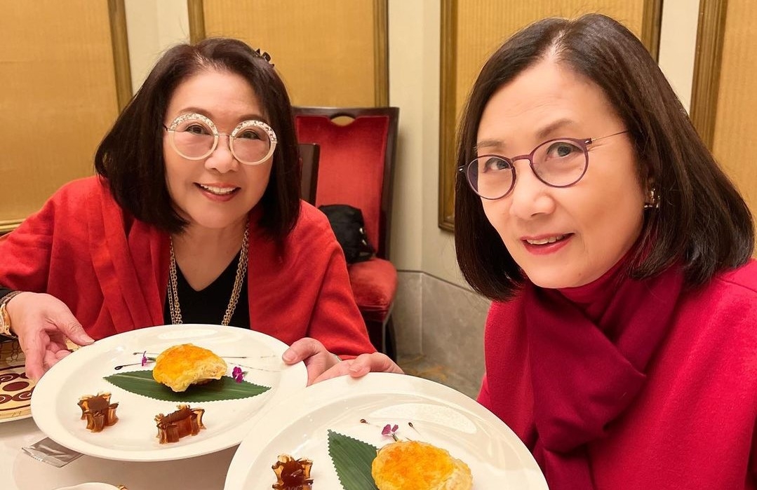 相中見二人造型相近，又著紅衫及戴上圓框眼鏡。