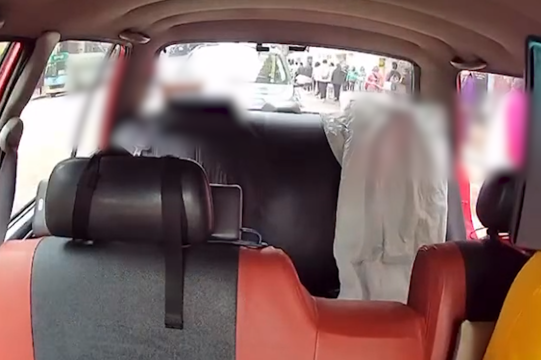 富婆出巡搭的士用「垃圾袋」墊位。(FB@高囂)