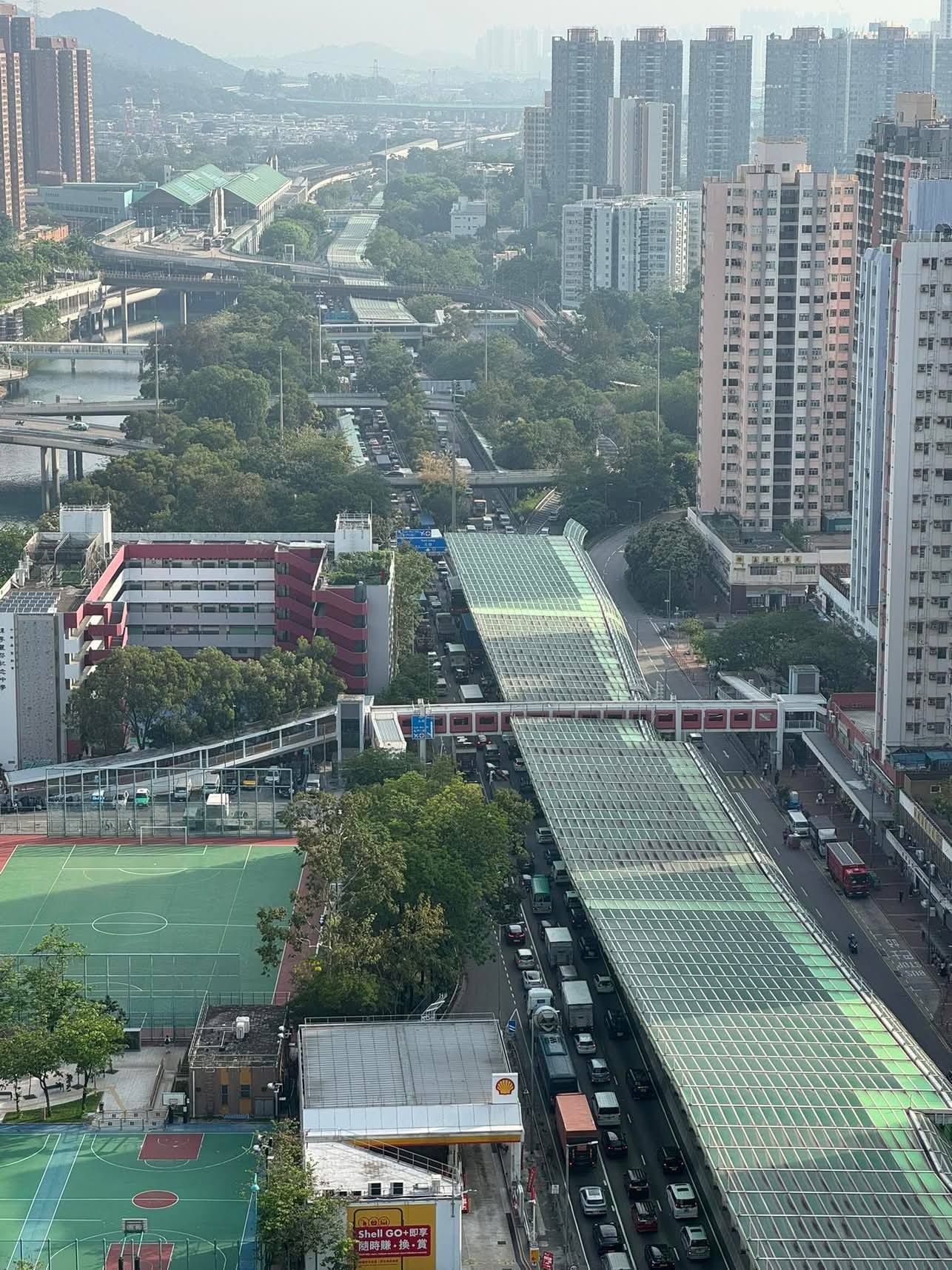 屯門公路爆水管封兩線　通宵搶修未果