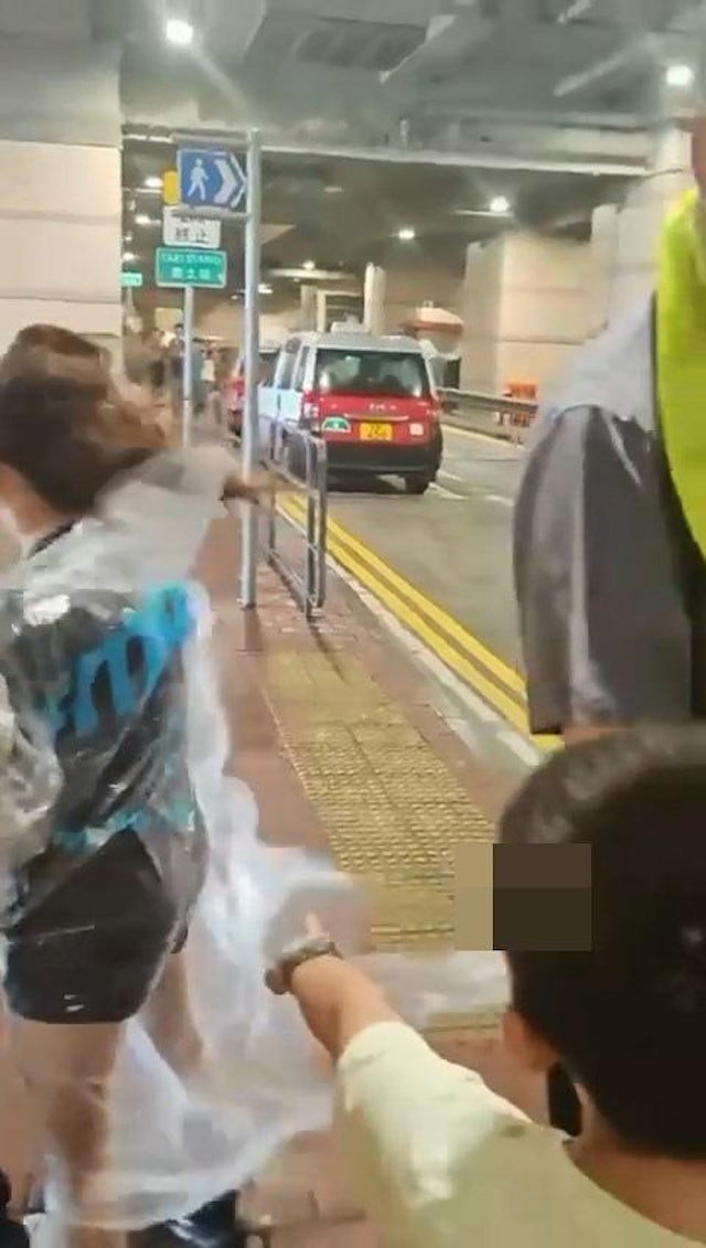 十號風球內地女被暴風吹跌　插水「臉朝下」飛撞結局勁慘　影片瘋傳