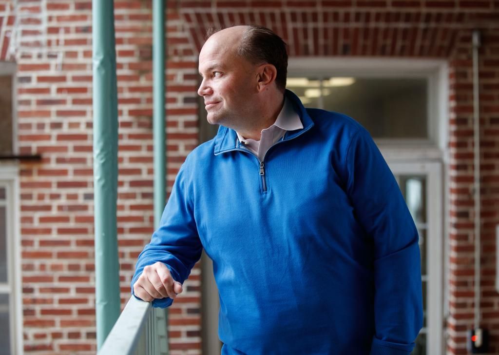 亨格福德在亨廷頓醫院外身穿藍色套頭衫