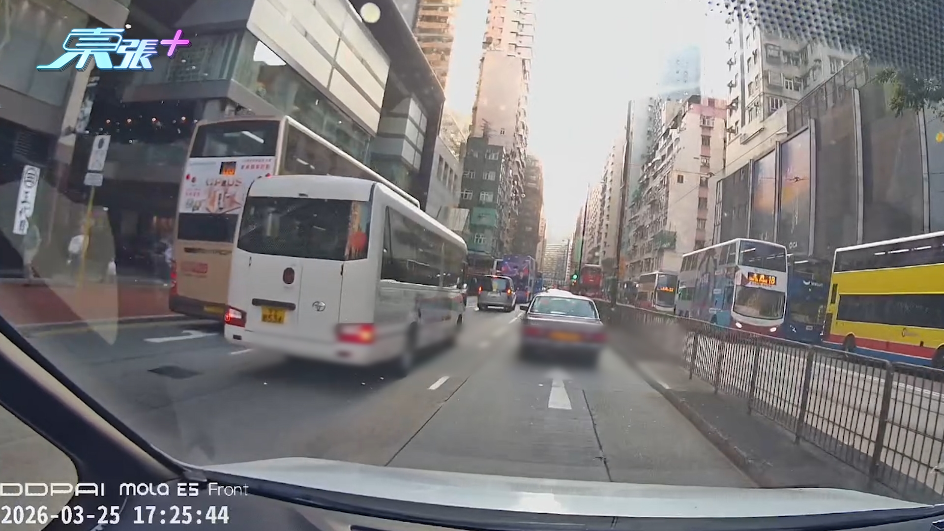 車Cam直擊｜舊Benz疑「發雞盲」炒鄰線七人車撞到彈起　Cam主：發緊夢啊？