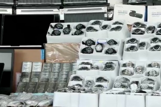 海關檢獲大批走私貨物。（海關Facebook直播截圖）