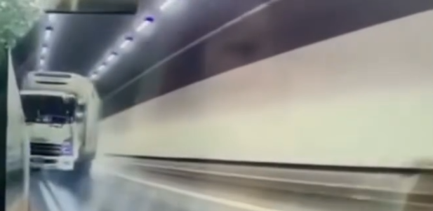 車Cam直擊｜大欖隧道內貨車自炒翻側過程曝光，「舞龍」後再橫亘快線。(影片轉載：車cam L（香港群組）Soso Chan)