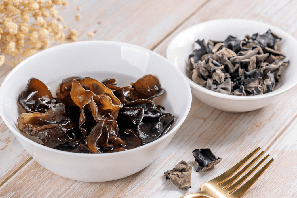 木耳要想更爽脆，泡发是关键，大厨教您2窍门，木耳泡发又快又好_搜狐网