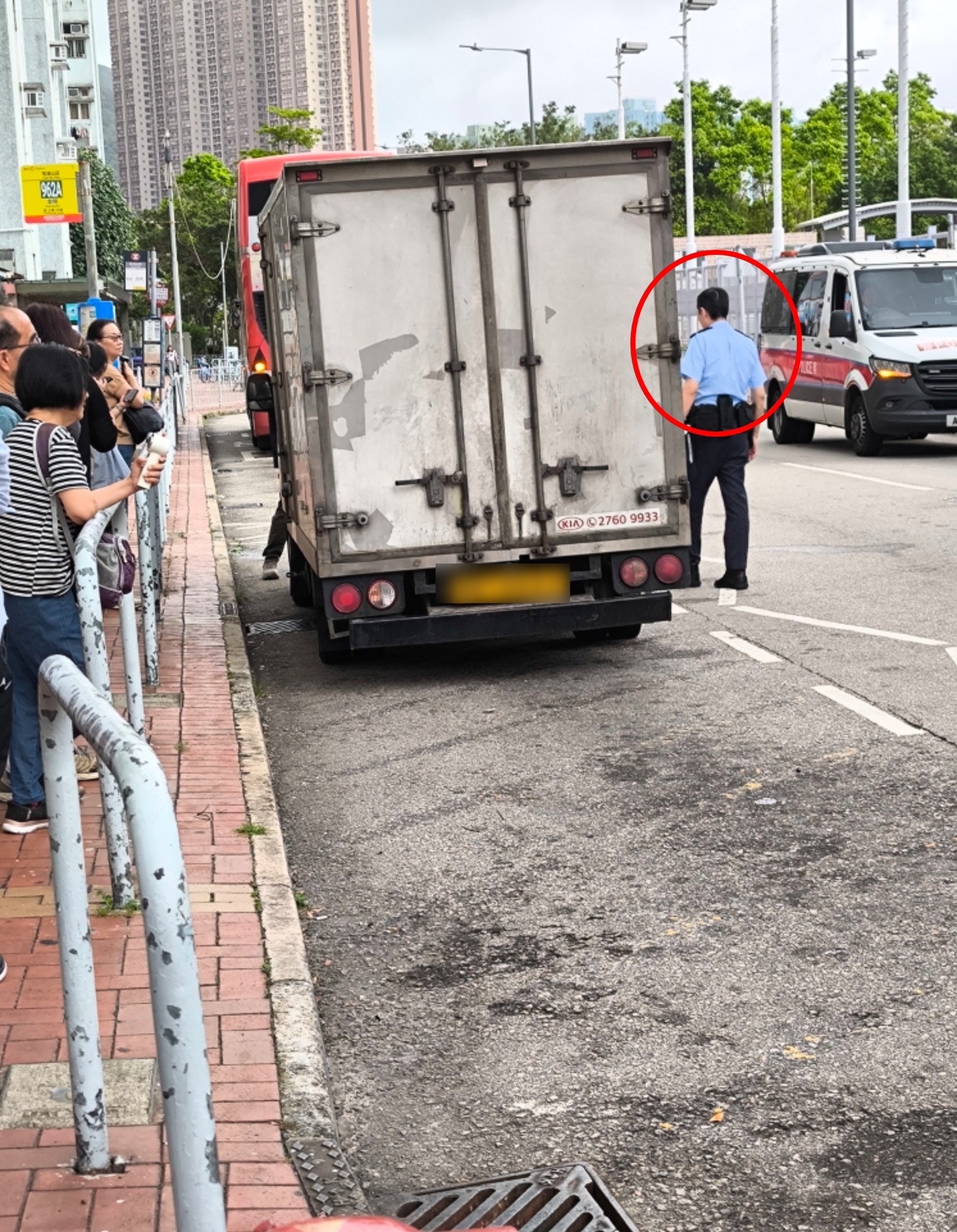 東張西望報料｜屯門巴士站被霸兩星期　貨車違泊阻路　962A無法埋站上客