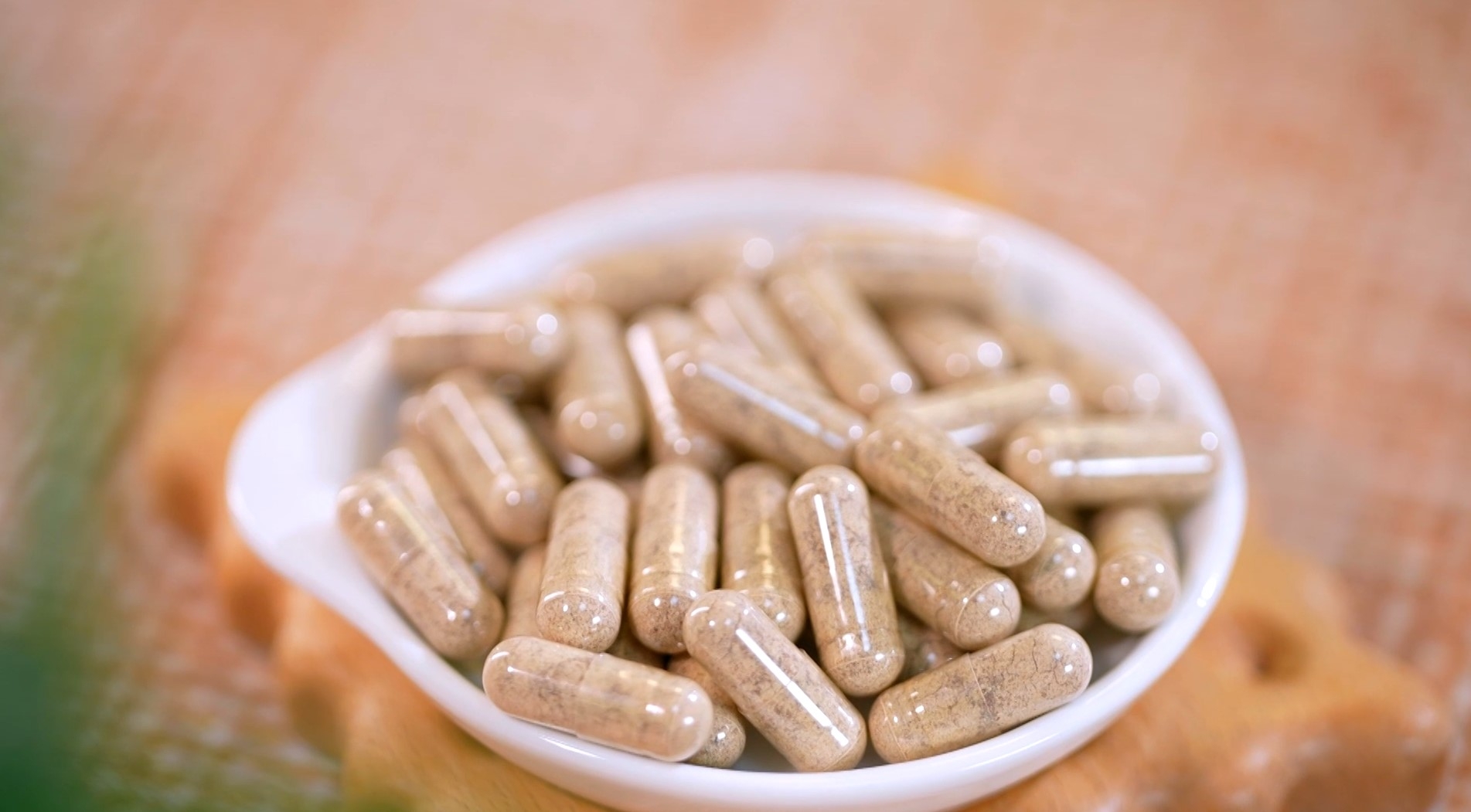 現代化的鹿筋配方更包含櫻桃萃取物、磷蝦油以及鹿骨鈣，有助強筋、紓緩疼痛、以及在潤滑和補鈣方面起到一定作用。