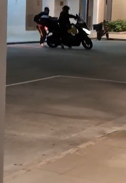 安達邨外賣員被男子爆粗追打，有人自稱為「三合會」成員。(影片截圖)