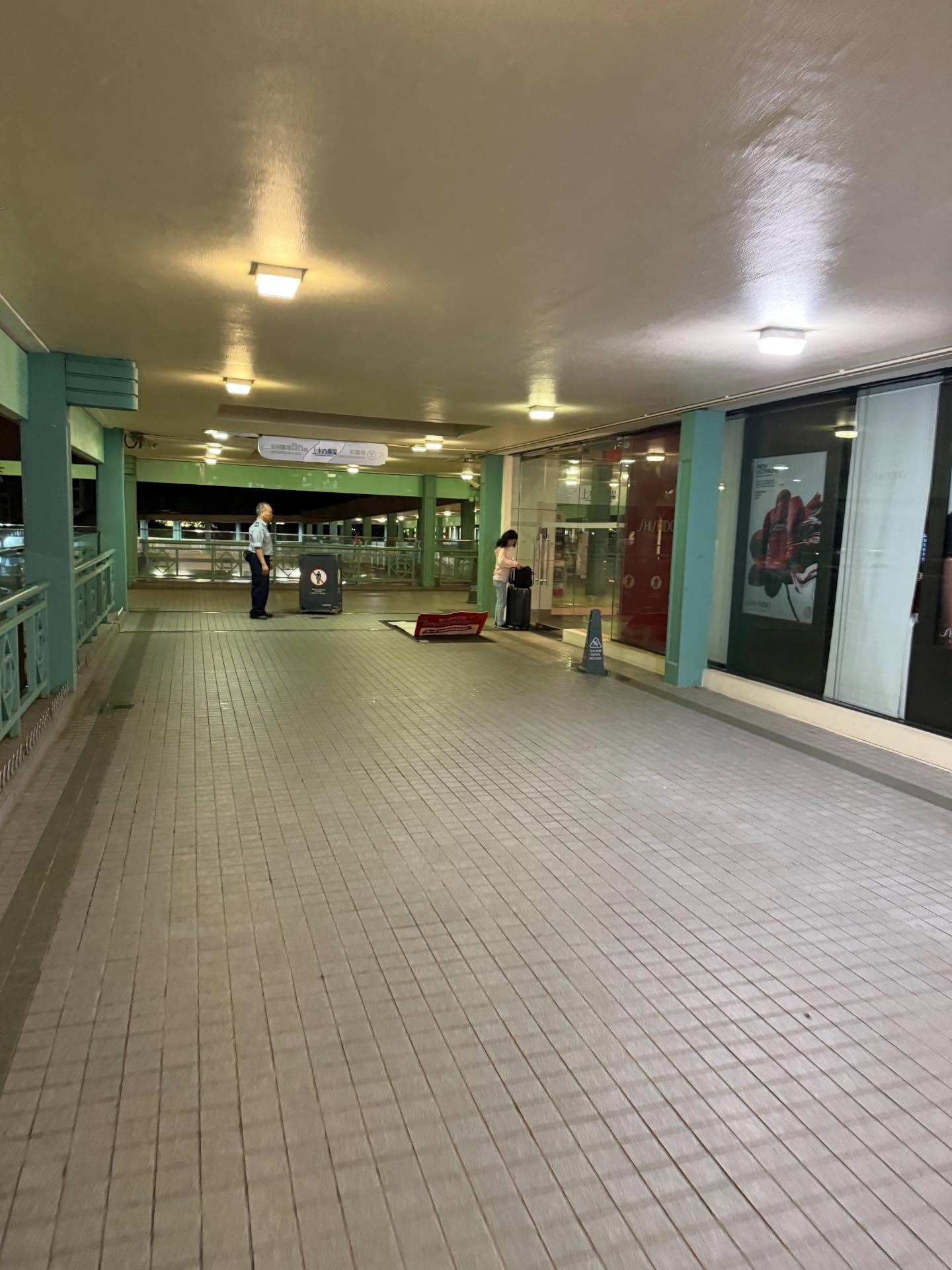 上水廣場疑內地旅客玩「窮遊」瞓街，舖紙毯攤消毒地毯過夜。 (網上圖片@threads)