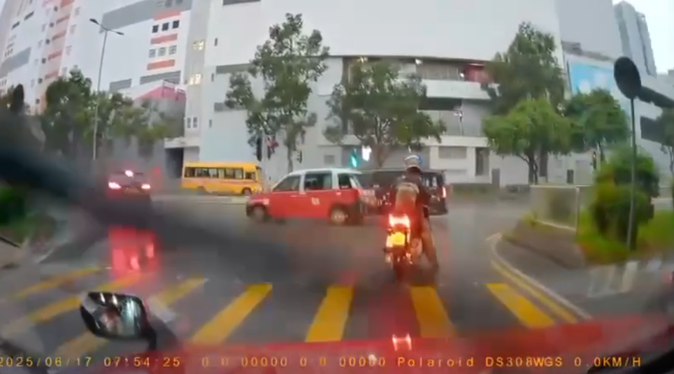 車Cam直擊｜天雨路滑的士慘遭貨van攔腰撞